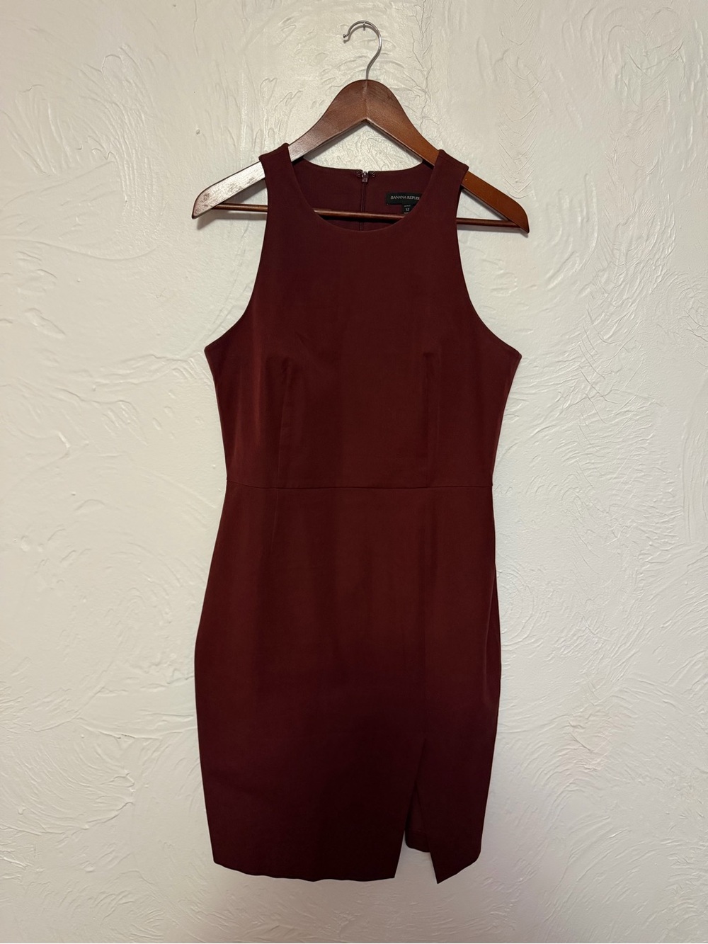 Banana Republic Sleeveless Sheath Dress in Burgundy